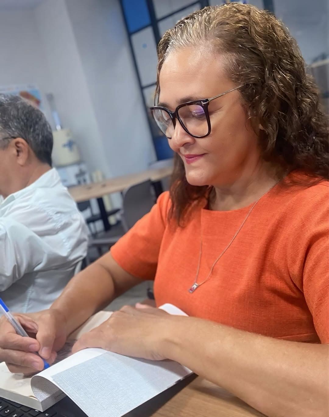 Entrega do livro autografado